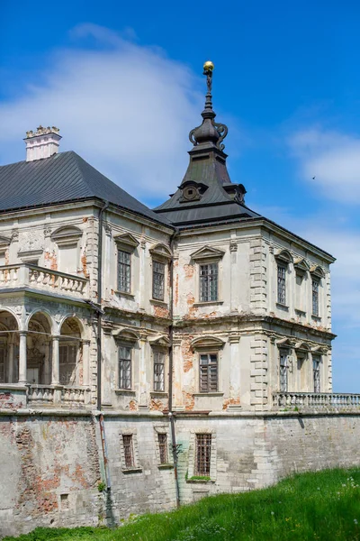 Hermoso castillo antiguo — Foto de Stock