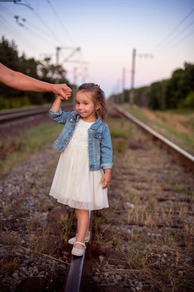 Liten flicka på järnvägen — Stockfoto