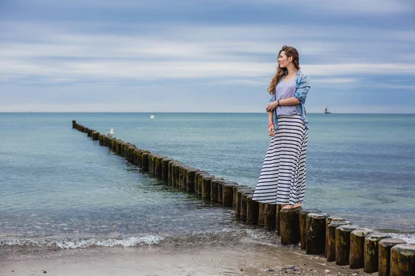 Красивая женщина на берегу моря — стоковое фото