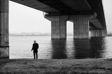 Köprünün altında duran adam