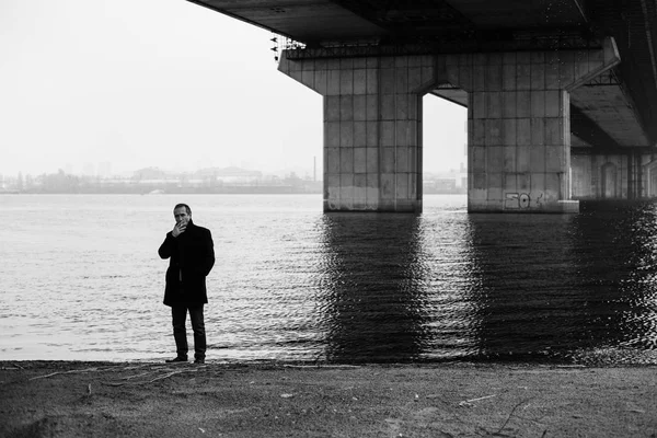 Homme debout sous le pont — Photo