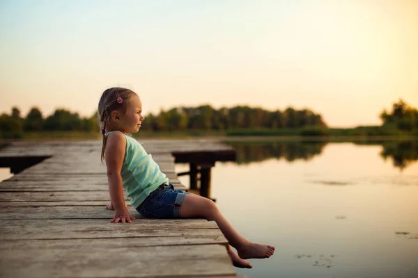 Маленька дівчинка біля річки — стокове фото