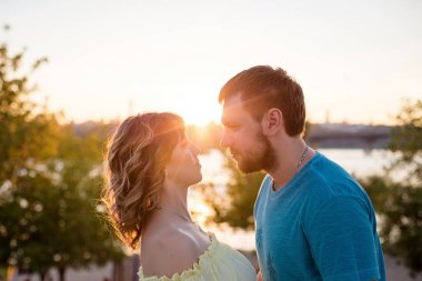  karı birbirine bakarak