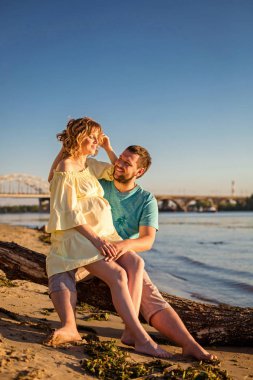 adam kucakta oturan karısı 