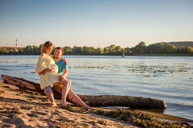 adam kucakta oturan karısı 