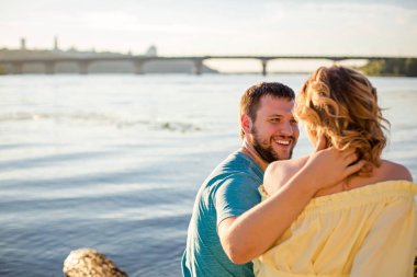  karı kumsalda oturuyor 