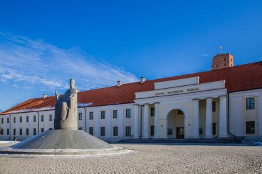 Kral Mindaugas taç heykeli,