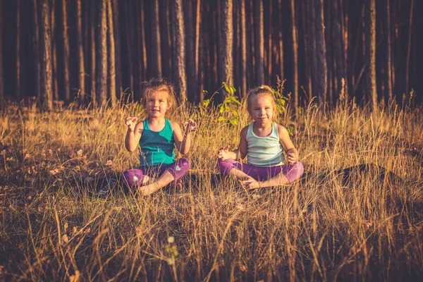 küçük kızlar pratik Yoga