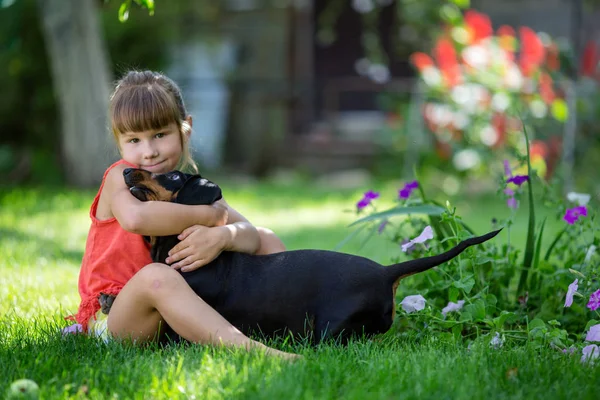 개와 놀고 있는 소녀 — 스톡 사진