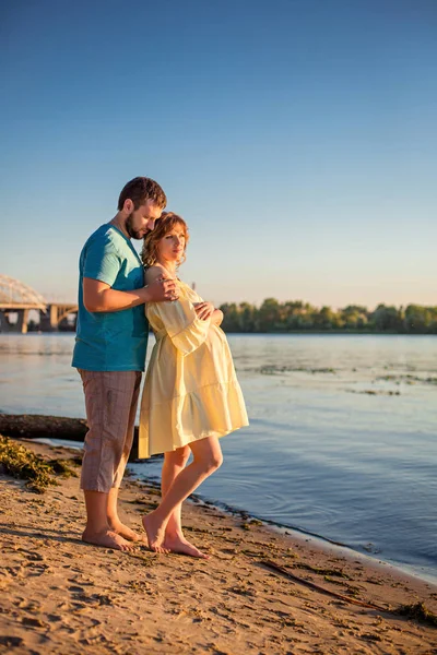 Man och hustru som står på stranden — Stockfoto