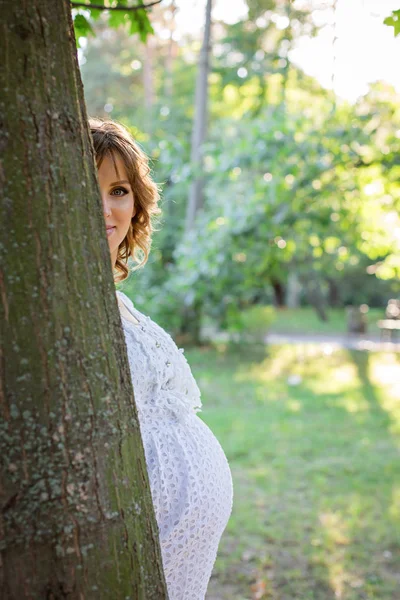 Mujer embarazada posando en el parque — Foto de Stock