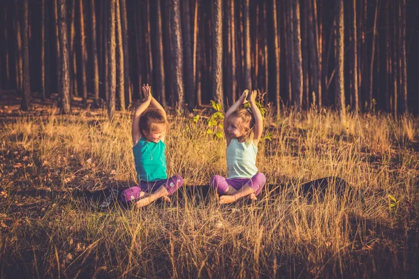 Niñas practicando yoga — Foto de Stock