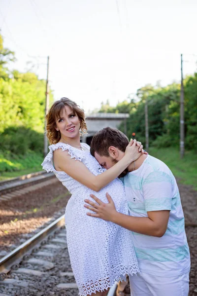 Hombre besando la barriga de la esposa —  Fotos de Stock