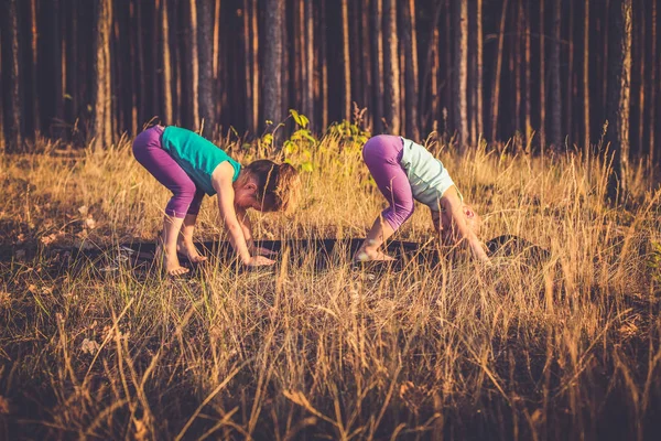 Kleine Mädchen praktizieren Yoga — Stockfoto