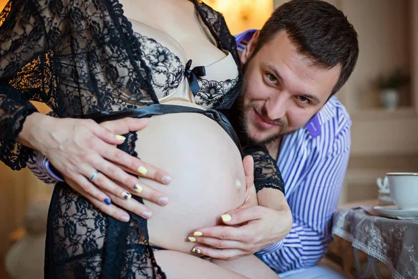 Homem tocando rummy de sua esposa — Fotografia de Stock