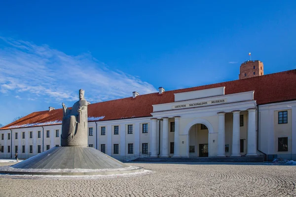 Kral Mindaugas taç heykeli,