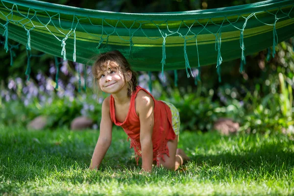 Дівчина розважається в саду — стокове фото