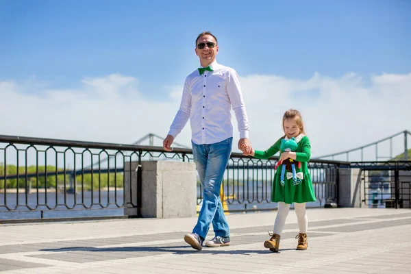 Mannen och flickan promenader — Stockfoto