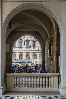 Turistler Cappella Colleoni church yakınındaki