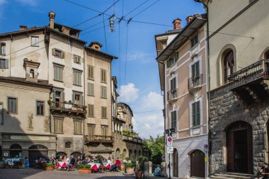 Rahat eski Bergamo şehrin sokaklarında