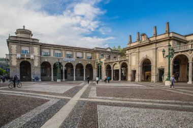 İnsanlar Bergamo meydanında