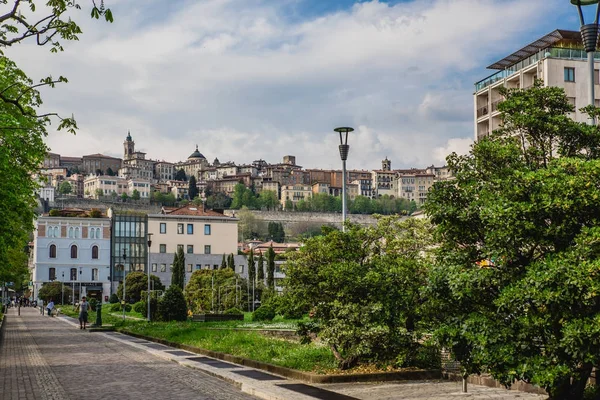 Mysiga gatorna i gamla Bergamo stad — Stockfoto