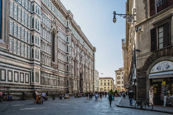 Touristen auf den Straßen von Florenz — Stockfoto