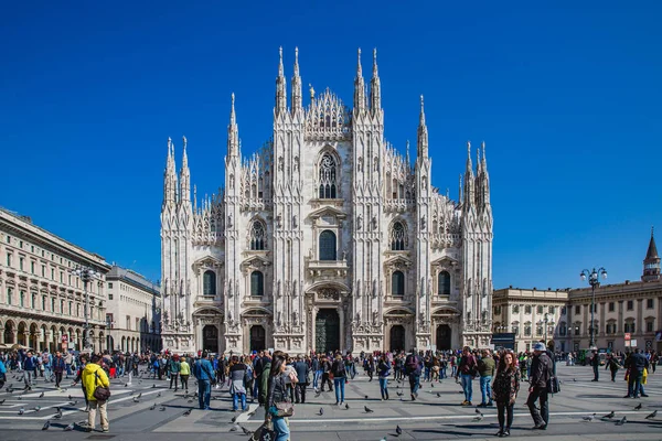 Pessoas na praça em frente à Catedral — Fotografia de Stock