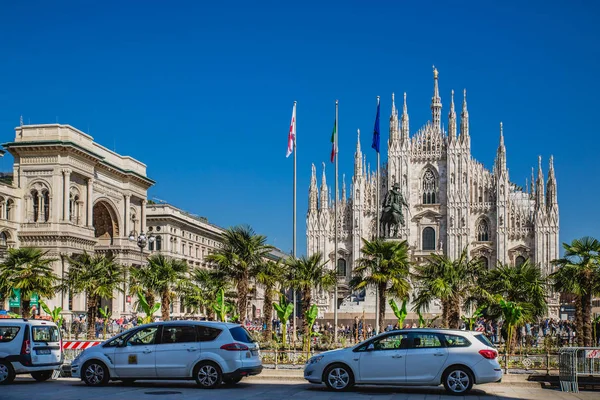 Coches en la calle frente a la catedral — Foto de Stock