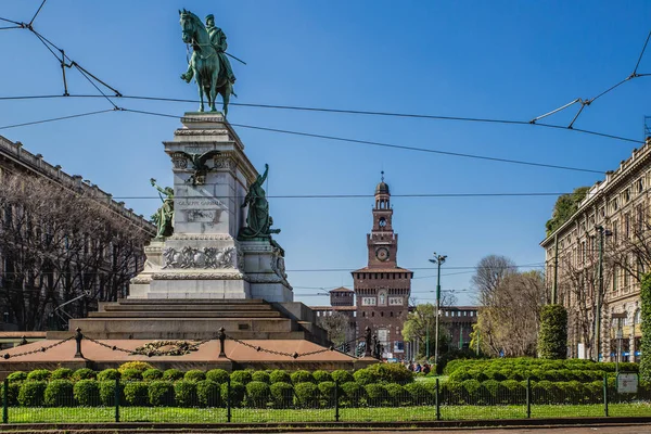 Monument framför Sforza-slottet, — Stockfoto