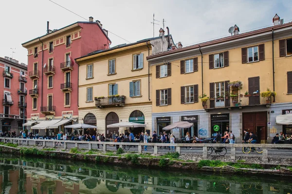 Touristen auf einem Damm in Mailand — Stockfoto