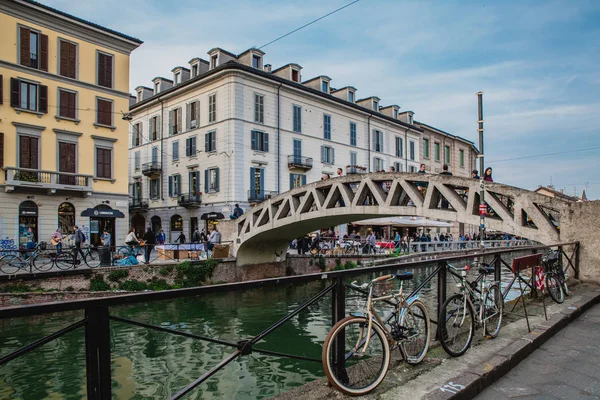 Touristen auf einem Damm in Mailand — Stockfoto