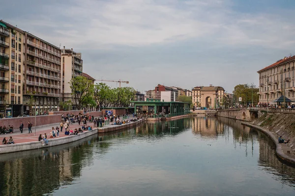 Turisták töltésén Milánóban — Stock Fotó