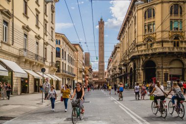 Tarihi mimarisi ve insanlar sokakta Bologna şehir, İtalya