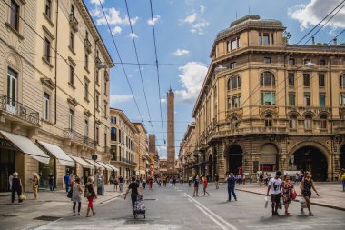 Tarihi mimarisi ve insanlar sokakta Bologna şehir, İtalya