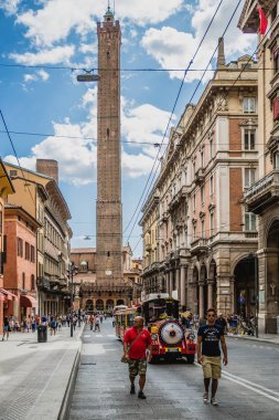 Tarihi mimarisi ve insanlar sokakta Bologna şehir, İtalya