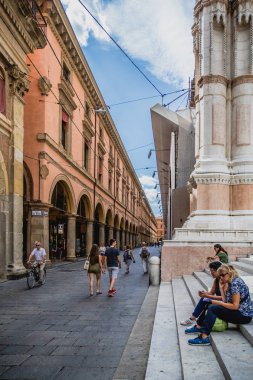 Tarihi mimarisi ve insanlar sokakta Bologna şehir, İtalya