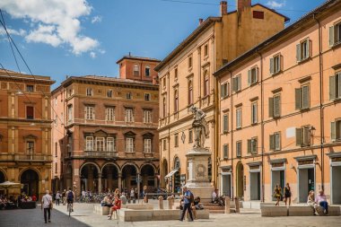 Tarihi mimarisi ve insanlar sokakta Bologna şehir, İtalya