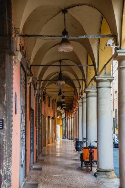 Ortaçağ portikosunun sütunları Bologna, İtalya