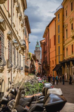 Tarihi mimarisi ve insanlar sokakta Bologna şehir, İtalya