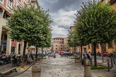 Tarihi mimarisi ve insanlar sokakta Bologna şehir, İtalya