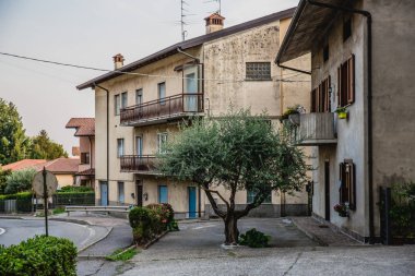 Ubiale Clanezzo bölgesi, Lombardiya bölgesindeki Bergamo eyaletinde yer içinde eski mimarisi