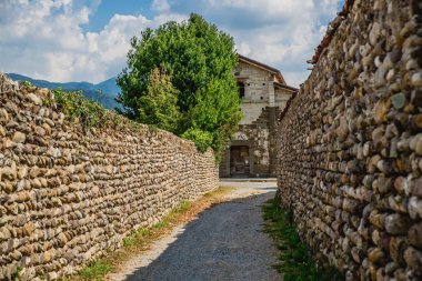 Ubiale Clanezzo bölgesi, Lombardiya bölgesindeki Bergamo eyaletinde yer içinde eski mimarisi
