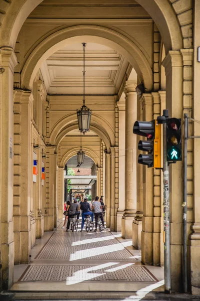 Историческая Архитектура Люди Улице Болоньи Италия — стоковое фото