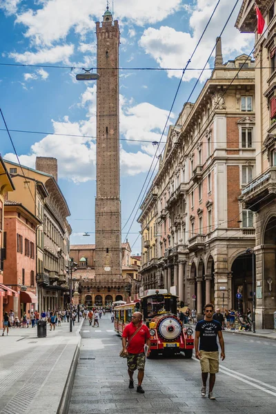 Tarihi Mimarisi Insanlar Sokakta Bologna Şehir Talya — Stok fotoğraf