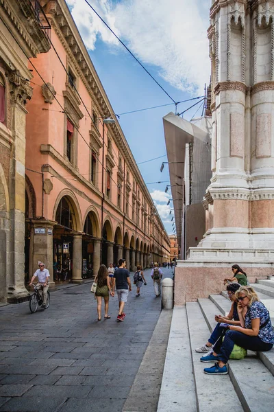 Tarihi mimarisi ve insanlar sokakta Bologna şehir, İtalya