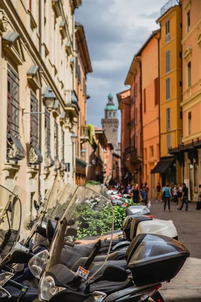 意大利博洛尼亚城市街道上的历史建筑和人们 — 图库照片
