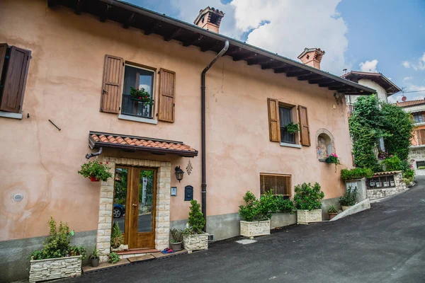 Ubiale Clanezzo bölgesi, Lombardiya bölgesindeki Bergamo eyaletinde yer içinde eski mimarisi