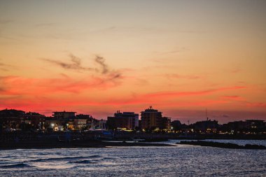 Liman ve gece, İtalya Rimini şehir sokaklarında