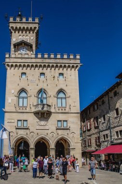 Tarihi mimarisi ve San Marino ülke sokaklarında insanlar